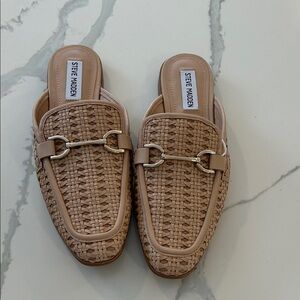 NWOT Steve Madden Beige Woven Mules